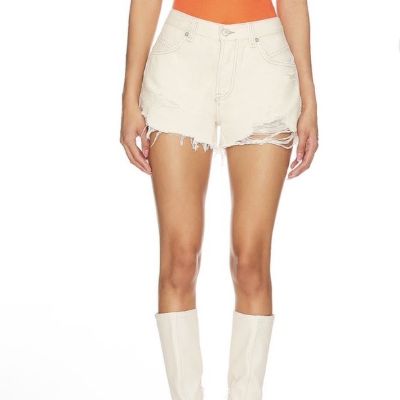 WE THE FREE Womens Now Or Never Denim Short Ecru Size 28 Raw Hem Button Fly Boho - Picture 1 of 8